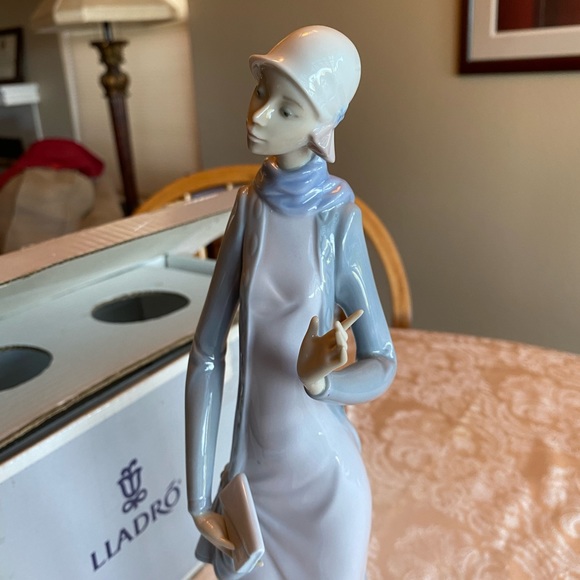 RETIRED 993 ‘ASHLEY LLADRO’ PORCELAIN FIGURINE- Item#01005756 - Picture 6 of 11